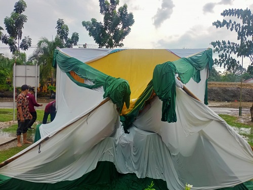 Tenda Posko PPKM Sebangar Porak Poranda Akibat Angin Kencang